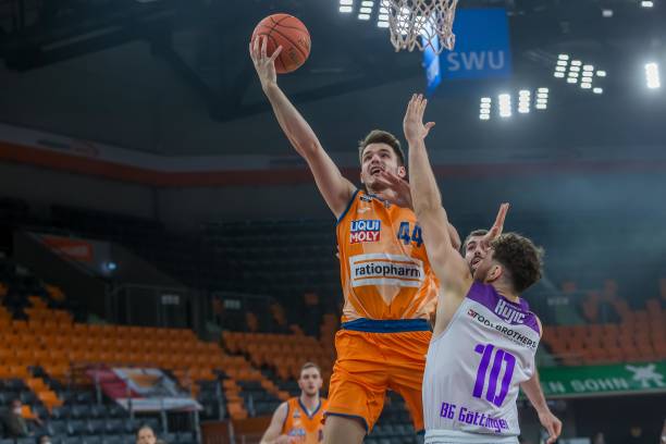 与中场脱节 与中场脱节